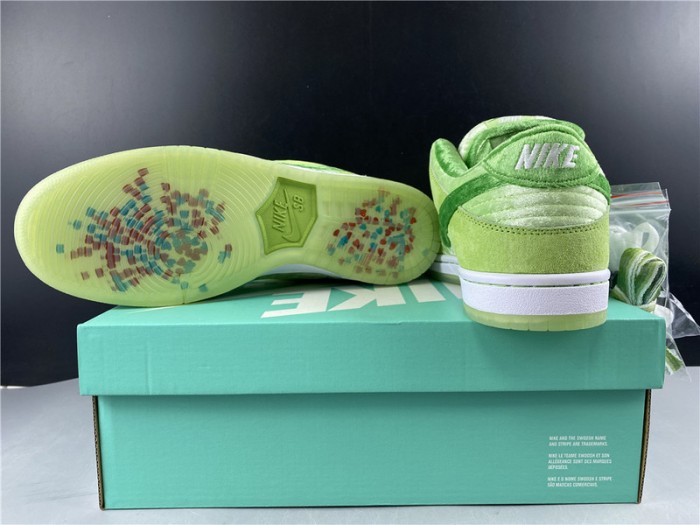 nike dunk sb low strangelove green ct2552-300