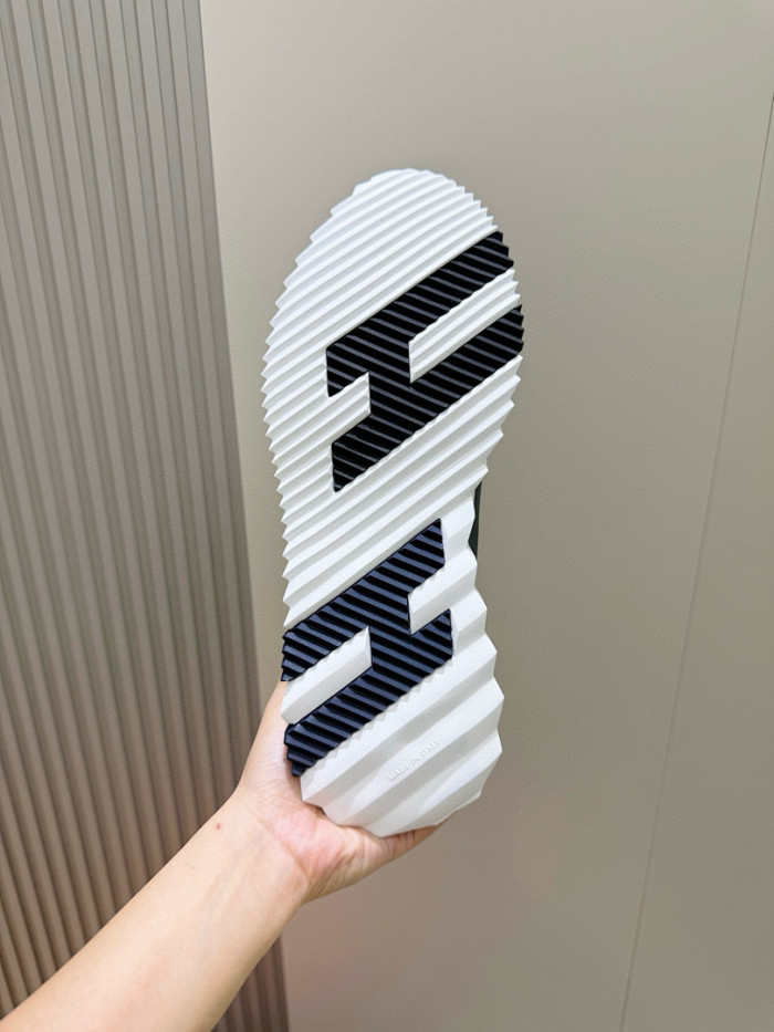 H**me5 snekaers hm103