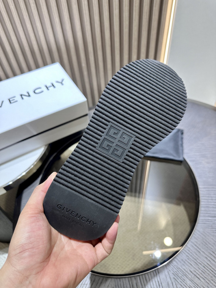 Givenchy Sneakers 660052