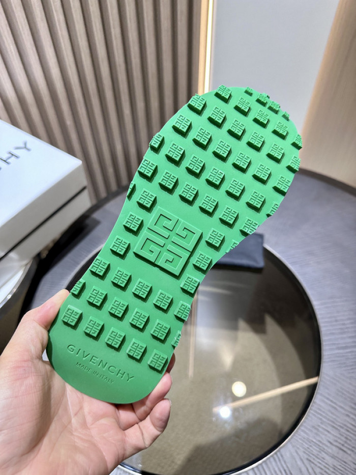 Givenchy Sneakers 660033